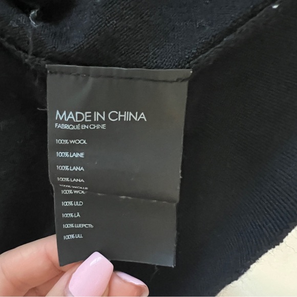 Club Monaco 100% Wool Vneck sweater in black size small - Picture 4 of 6